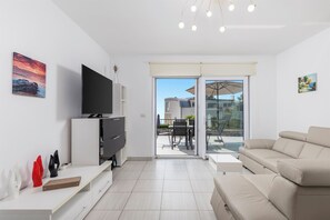 Living area - Villa Maurina- 2 bedroom, pool and sea view (Ičići)