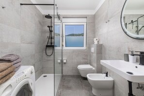Shower, hair dryer, bidet, towels - Villa Maurina- 2 bedroom, pool and sea view (Ičići)