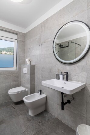 Shower, hair dryer, bidet, towels - Villa Maurina- 2 bedroom, pool and sea view (Ičići)
