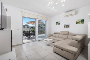 Living area - Villa Maurina- 2 bedroom, pool and sea view (Ičići)