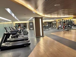 Ein Fitnessstudio mit Laufbändern, Ergometer und Krafttrainingsgeräten.