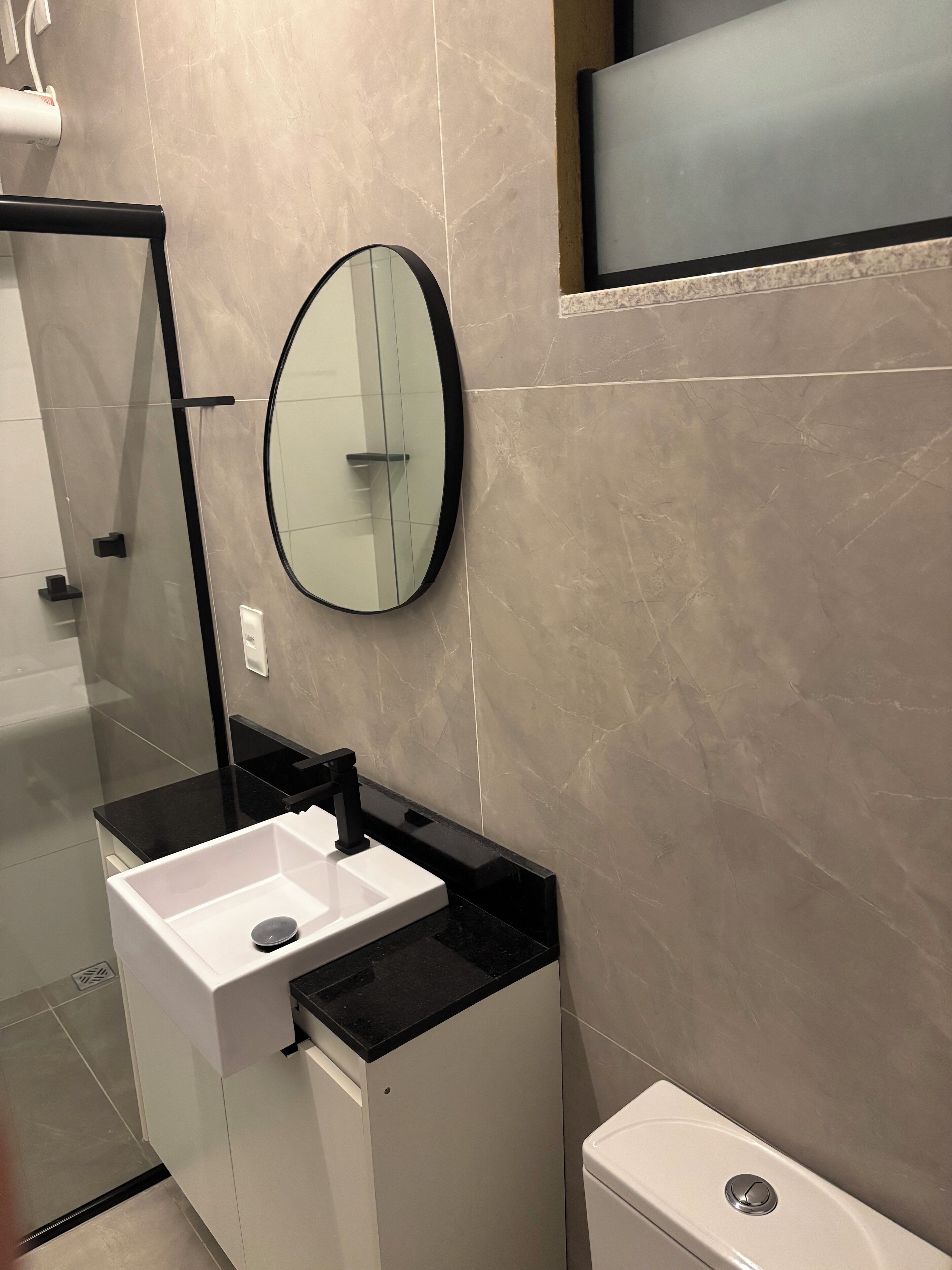 Een douche, handdoeken, zeep, toiletpapier