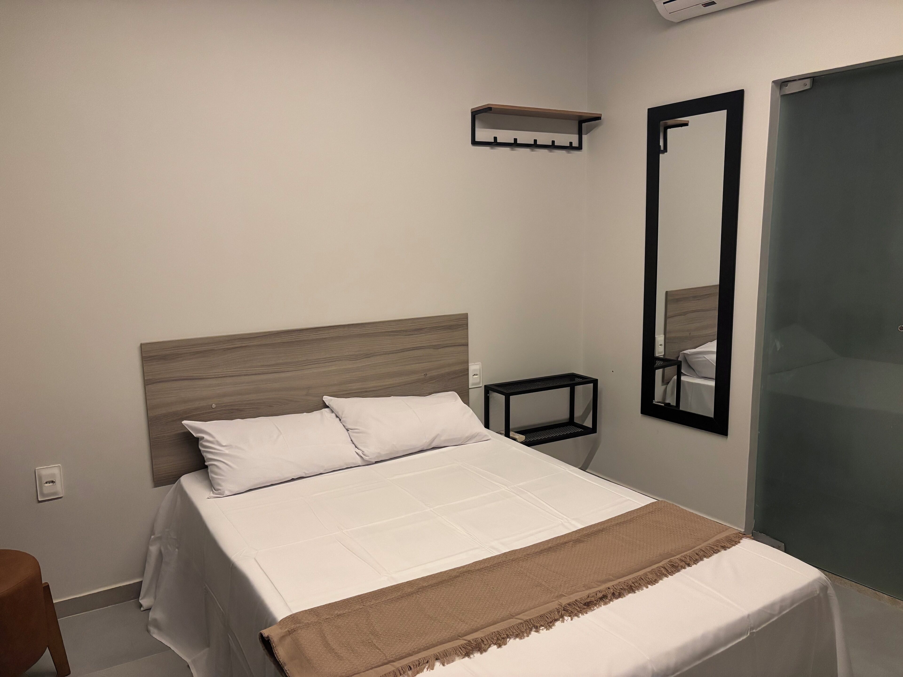 Een strijkplank/strijkijzer, wifi, beddengoed