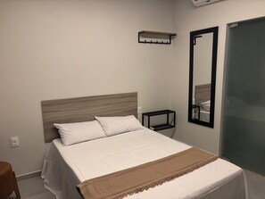 Een strijkplank/strijkijzer, wifi, beddengoed