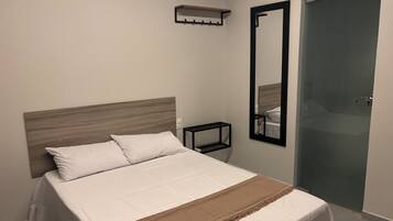 Een strijkplank/strijkijzer, wifi, beddengoed