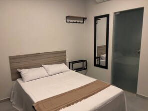 Een strijkplank/strijkijzer, wifi, beddengoed