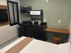 Een strijkplank/strijkijzer, wifi, beddengoed