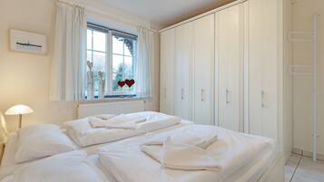 2 bedrooms, WiFi (free), bed sheets