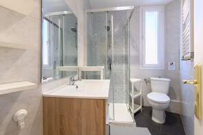 Regadera, secadora de cabello, papel de baño 