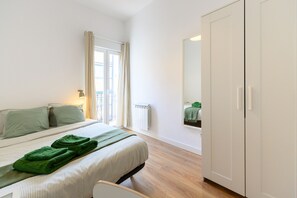 3 bedrooms, desk, iron/ironing board, free WiFi - 3-bedroom flat with balcony and all amenities in Madrid Tempory  PDD82B (Madrid)