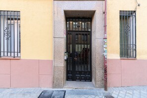 Exterior detail - 3-bedroom flat with balcony and all amenities in Madrid Tempory  PDD82B (Madrid)