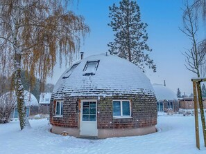 Exterior - Kugelhaus Tamika - sauna, whirlpool tub, fireplace & terrace on Lake Tollensesee (Penzlin)