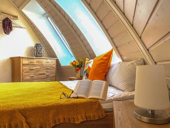 Escritorio, wifi gratis y ropa de cama