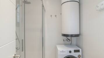 Dusche, Haartrockner, Handtücher