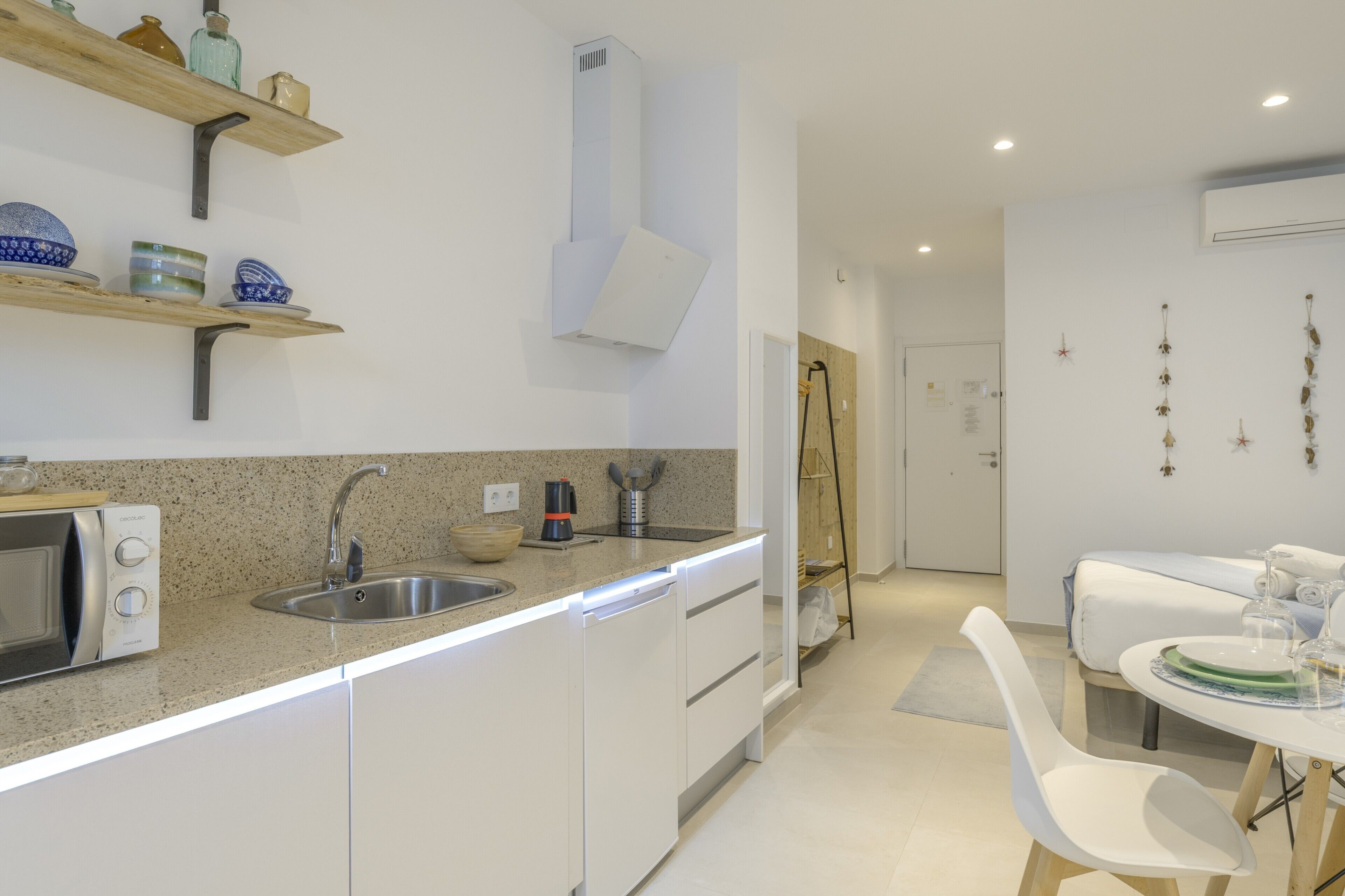 Kühlschrank, Mikrowelle, Herdplatte, Geschirrspüler