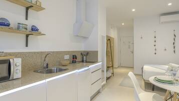 Kühlschrank, Mikrowelle, Herdplatte, Geschirrspüler