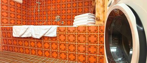 Douche, sèche-cheveux, serviettes fournies, shampoing