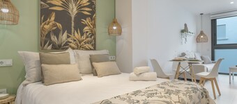 Comfortable "Black Palm" Studio, Excellent Location – Perfect for Couples