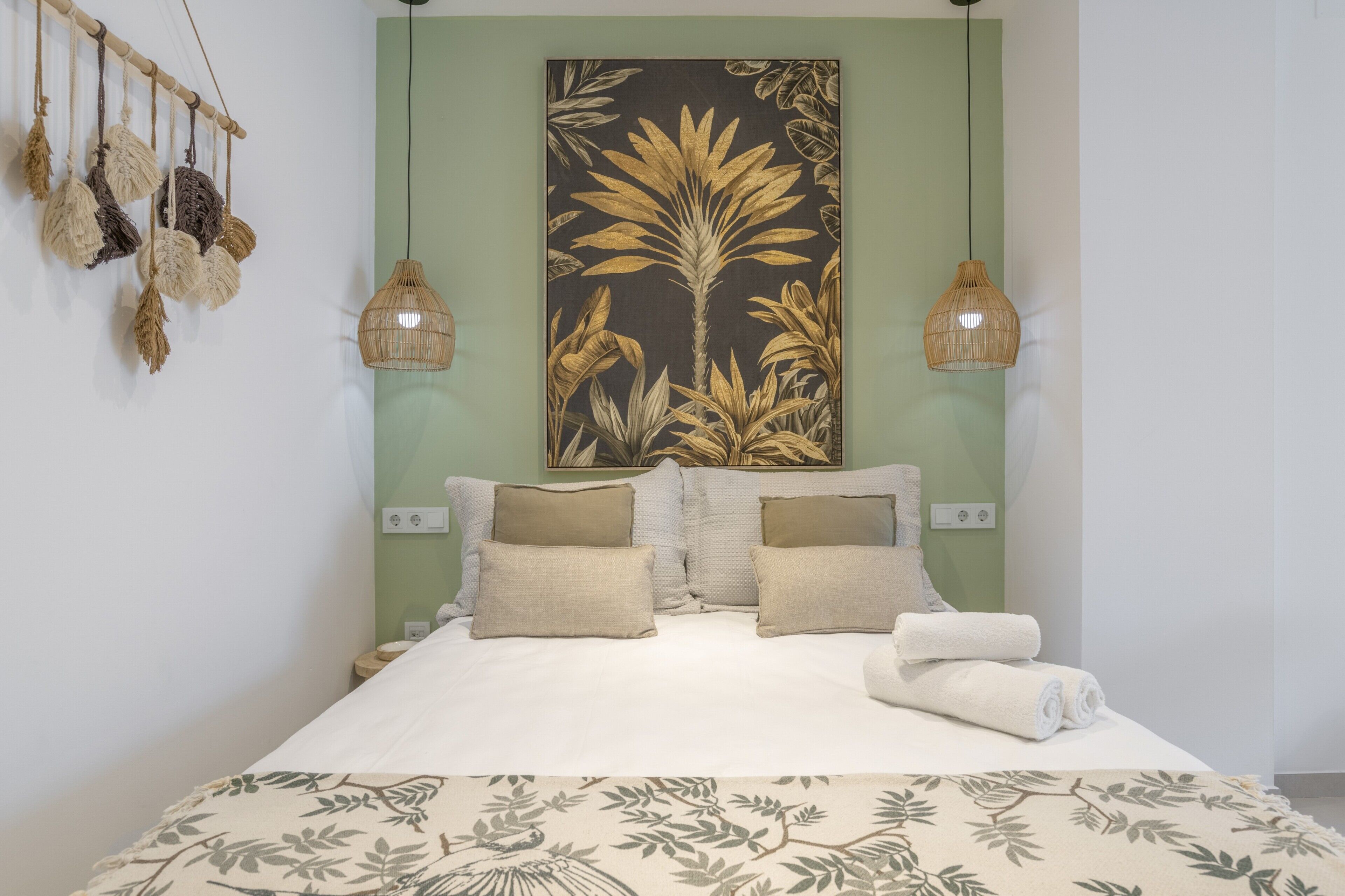 Silitysrauta/-lauta, Wi-Fi, vuodevaatteet