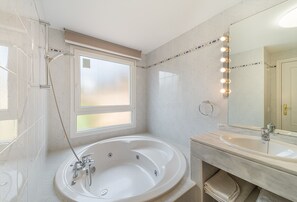 Shower, hair dryer, towels - Villa 'Pareado Relax' with Sea View, Wi-Fi and Air Conditioning (Marbella)