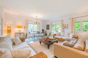 TV - Villa 'Pareado Relax' with Sea View, Wi-Fi and Air Conditioning (Marbella)
