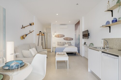Comfortable "Blue Wave" Studio, Excellent Location – Perfect for Couples
