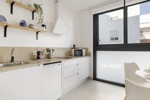 Réfrigérateur, four à micro-ondes, surface de cuisson, lave-vaisselle