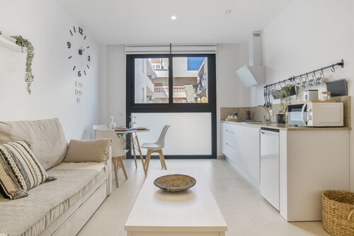 Comfortable "Black&White" Studio, Excellent Location – Perfect for Couples