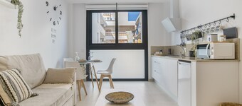 Comfortable "Black&White" Studio, Excellent Location – Perfect for Couples