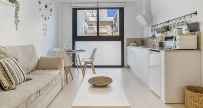 Comfortable "Black&White" Studio, Excellent Location – Perfect for Couples