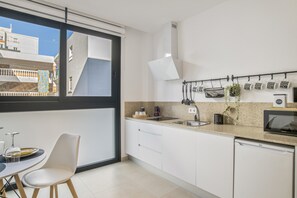 Réfrigérateur, four à micro-ondes, surface de cuisson, lave-vaisselle