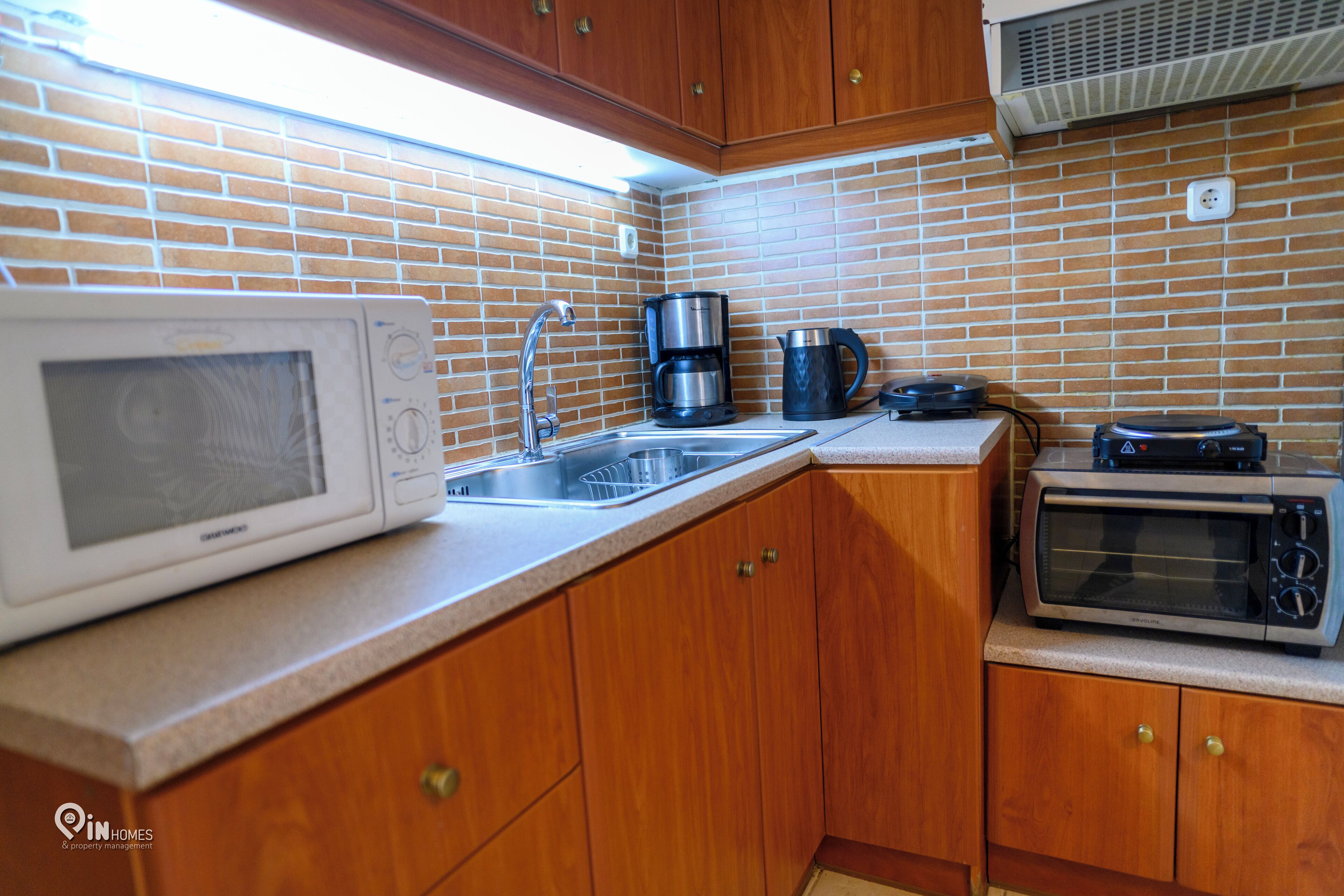 Cafetera y tetera, refrigerador, microondas y horno 