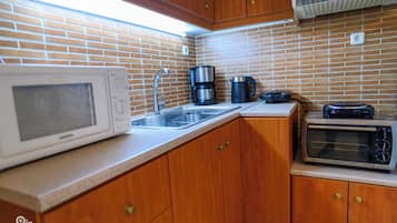 Cafetera y tetera, refrigerador, microondas y horno