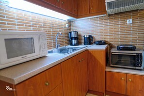 Wasserkocher mit Kaffee-/Teezubehör, Kühlschrank, Mikrowelle, Ofen