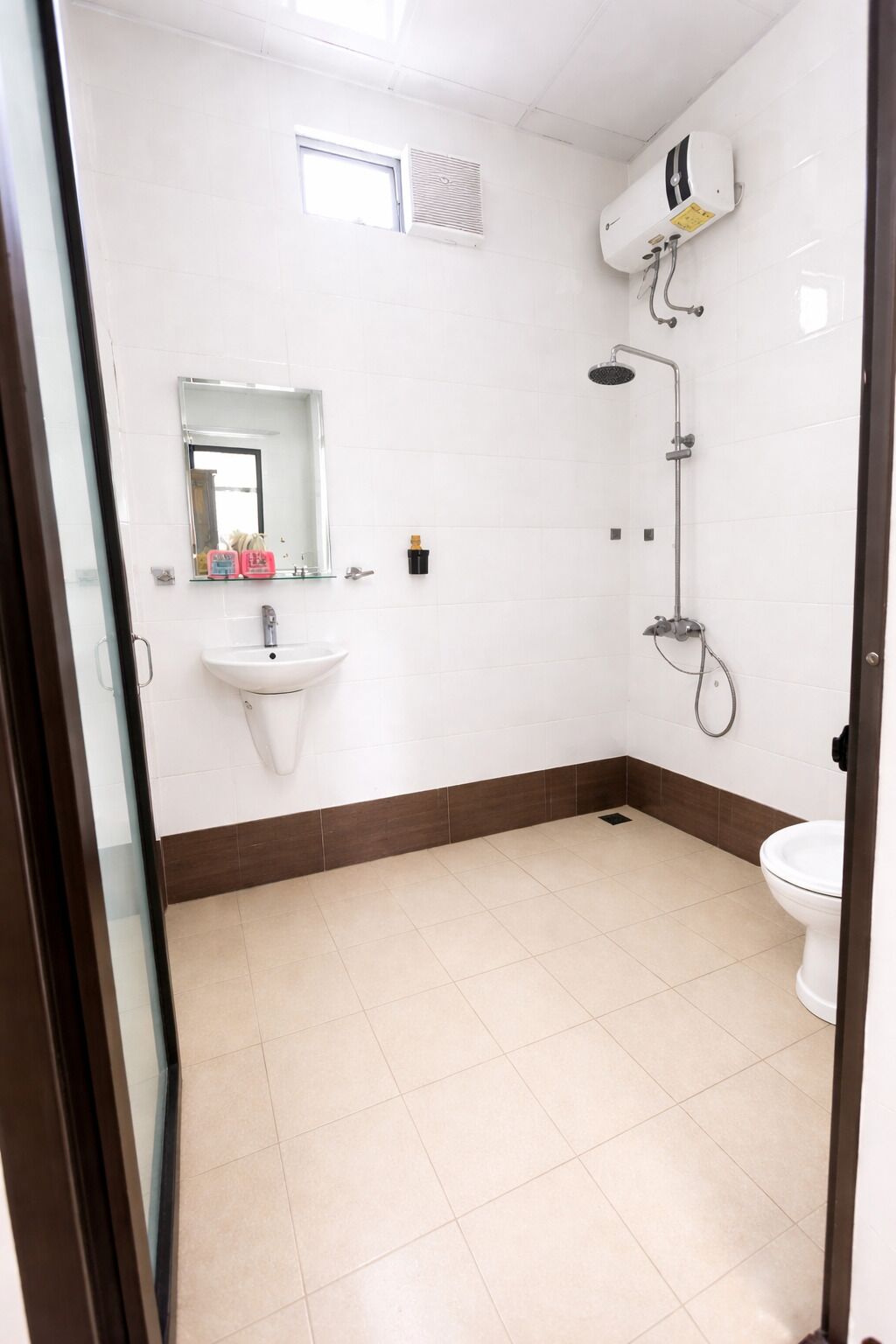 Chambre Familiale, balcon, vue lac | Salle de bain | Chaussons