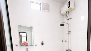 Ein Badezimmer mit Waschbecken, Spiegel und Dusche.