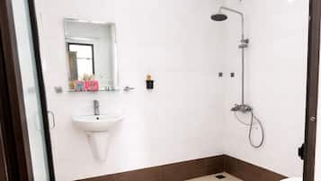 Chambre Familiale, balcon, vue lac | Salle de bain | Chaussons