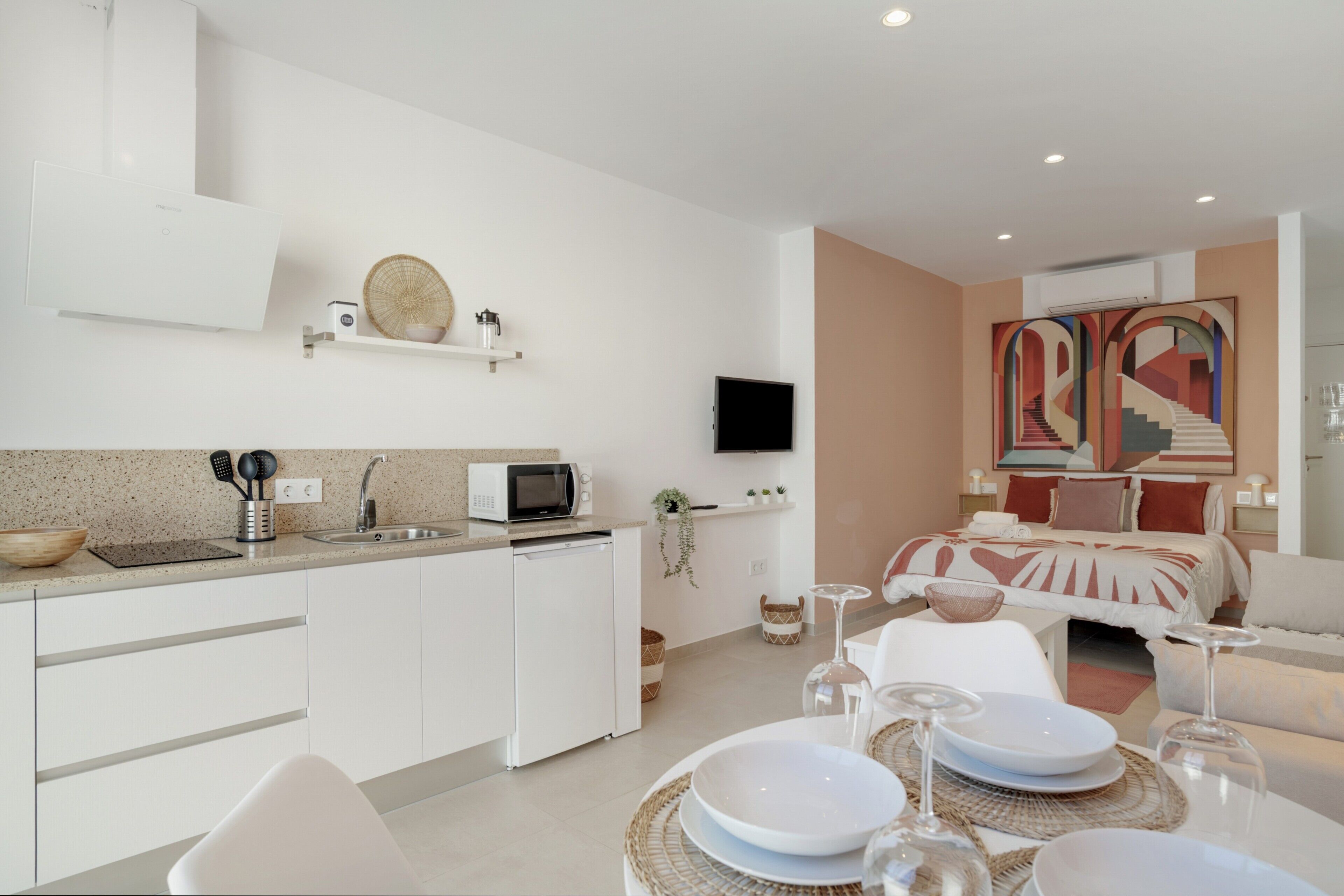 Silitysrauta/-lauta, Wi-Fi, vuodevaatteet