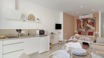 Silitysrauta/-lauta, Wi-Fi, vuodevaatteet