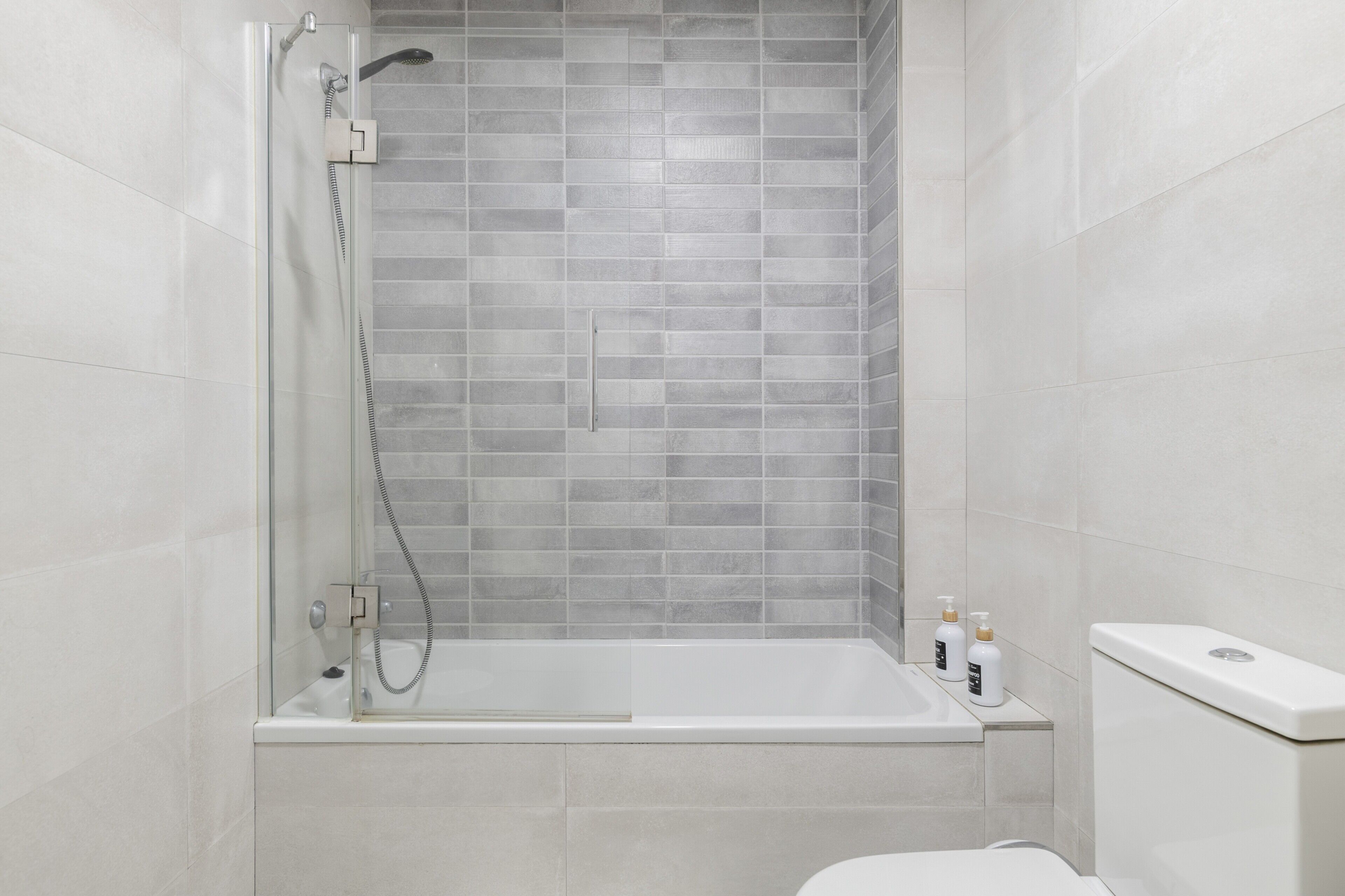 Ducha, secador de pelo y toallas