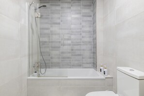 Shower, hair dryer, towels - 'San Mateo Loft' Studio with Communal Pool, Wi-Fi, and Air Conditioning (Tarifa)