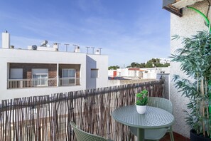 Outdoor dining - 'San Mateo Loft' Studio with Communal Pool, Wi-Fi, and Air Conditioning (Tarifa)
