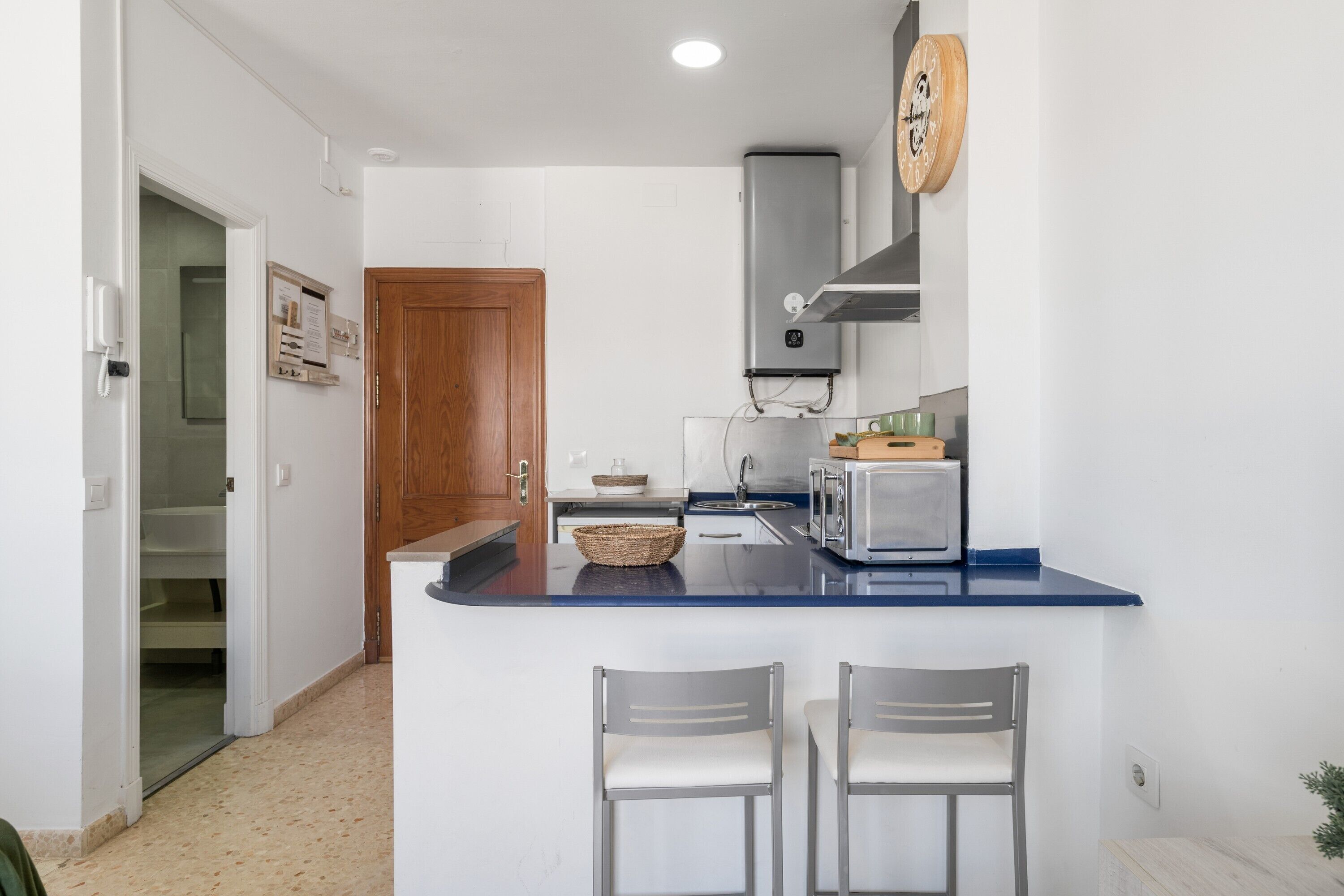 Jääkaappi, mikroaaltouuni, liesi, kahvin-/teenkeitin