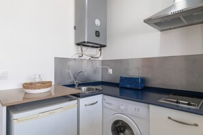 Een koelkast, een magnetron, een kookplaat