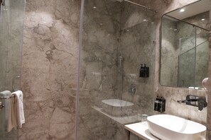 ของใช้ในห้องน้ำฟรี, ไดร์เป่าผม, รองเท้าสวมภายในห้อง, ผ้าเช็ดตัว