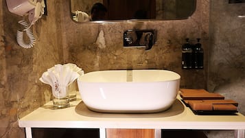 Double Room | Bathroom | Free toiletries, hair dryer, slippers, towels