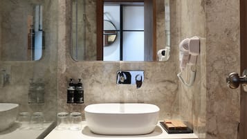 Artículos de higiene personal gratuitos, secador de pelo y zapatillas