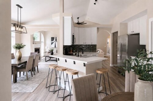 Autumn Retreat 5 Bedroom Home with a Pool