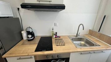 Fridge, microwave, oven, cookware/dishes/utensils