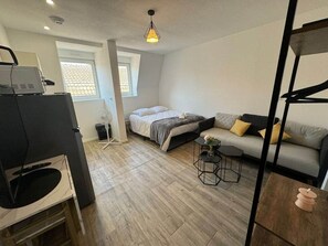 Iron/ironing board, WiFi - Les roses" studio: cosy and comfortable (Mulhouse)